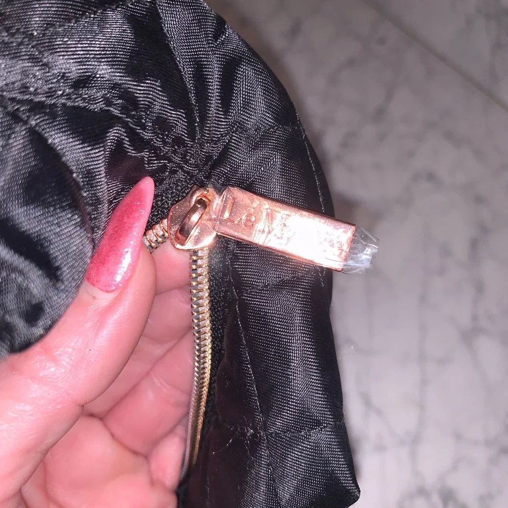 ❤️LE MYSTERE COSMETIC ZIPPERED CLUTCH❤️FLAWLESS!! NEVER USED! - Picture 4 of 5